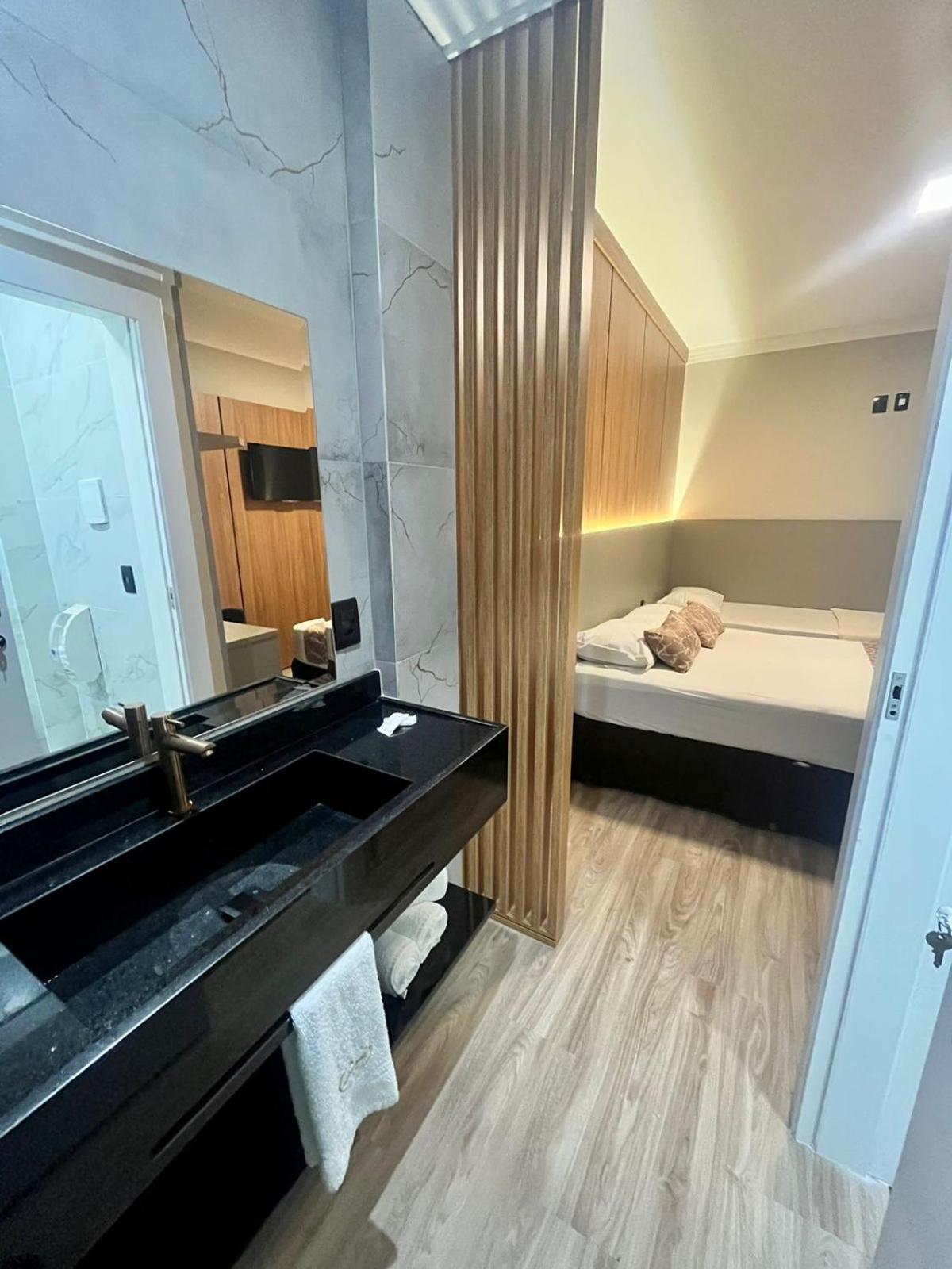 Lorimar Hotel 2*